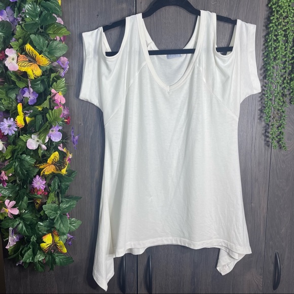 +🌼3/$30🌼TOBI Cutout Shoulder White Flowy Top Size Small - Picture 4 of 13